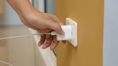 Por qué deberías desenchufar tu cargador del celular cuando no lo usas